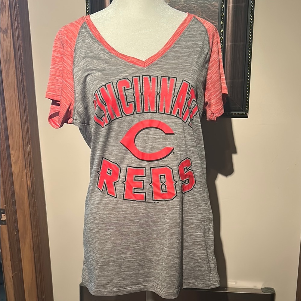 Red Brand Cincinnati Reds V-Neck Tee size large